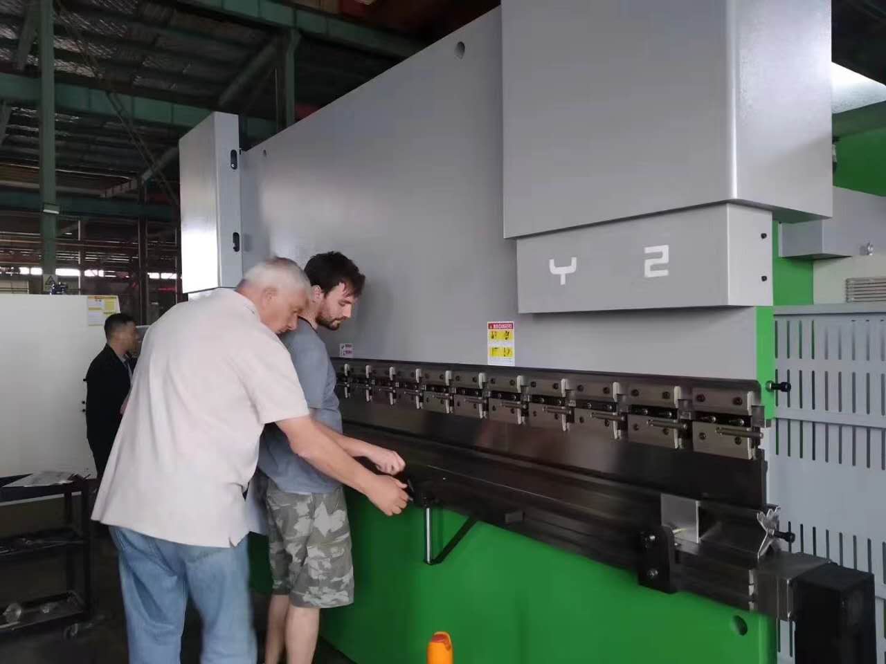 मेटल वर्किंगसाठी 63 टन मेटल स्टील शीट प्लेट बेंडिंग मशीन सीएनसी हायड्रोलिक प्रेस ब्रेक