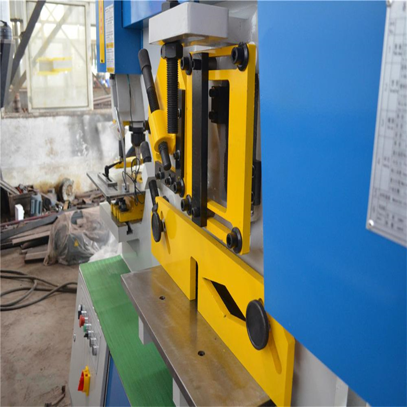 उच्च दर्जाची प्लेट बेंडिंग सीएनसी हायड्रोलिक आयर्न वर्कर मशीन पंचिंग प्रेस मशीन