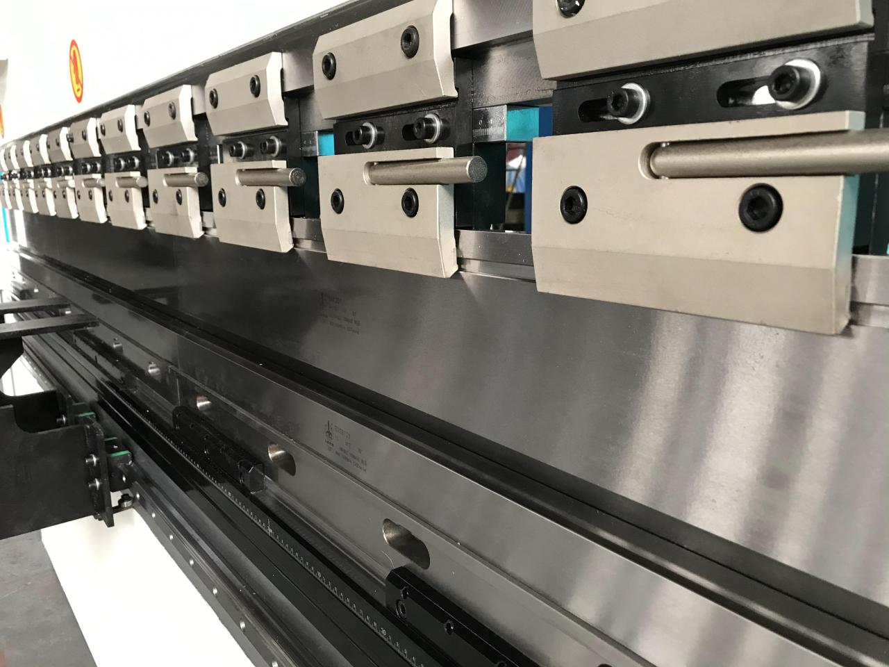 Wc67y-65/2500 Oem हायड्रोलिक प्रेस ब्रेक मशीन स्टील बेंडिंग मशीन